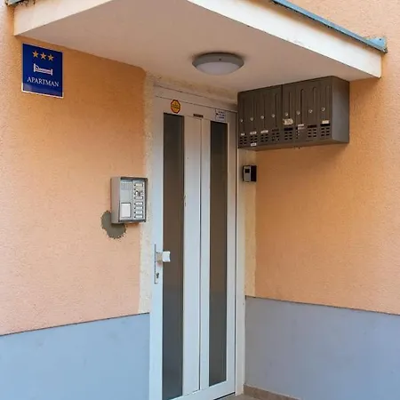 Sea With Free Parking Apartment