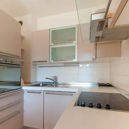 Sea With Free Parking Apartment Split