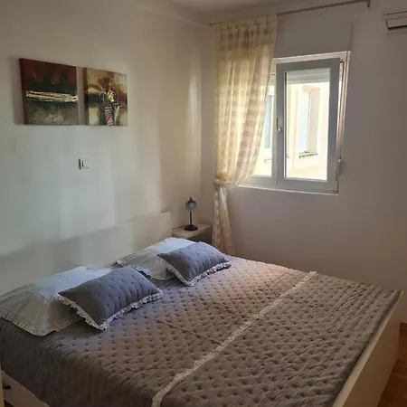 Sea With Free Parking Apartment Split